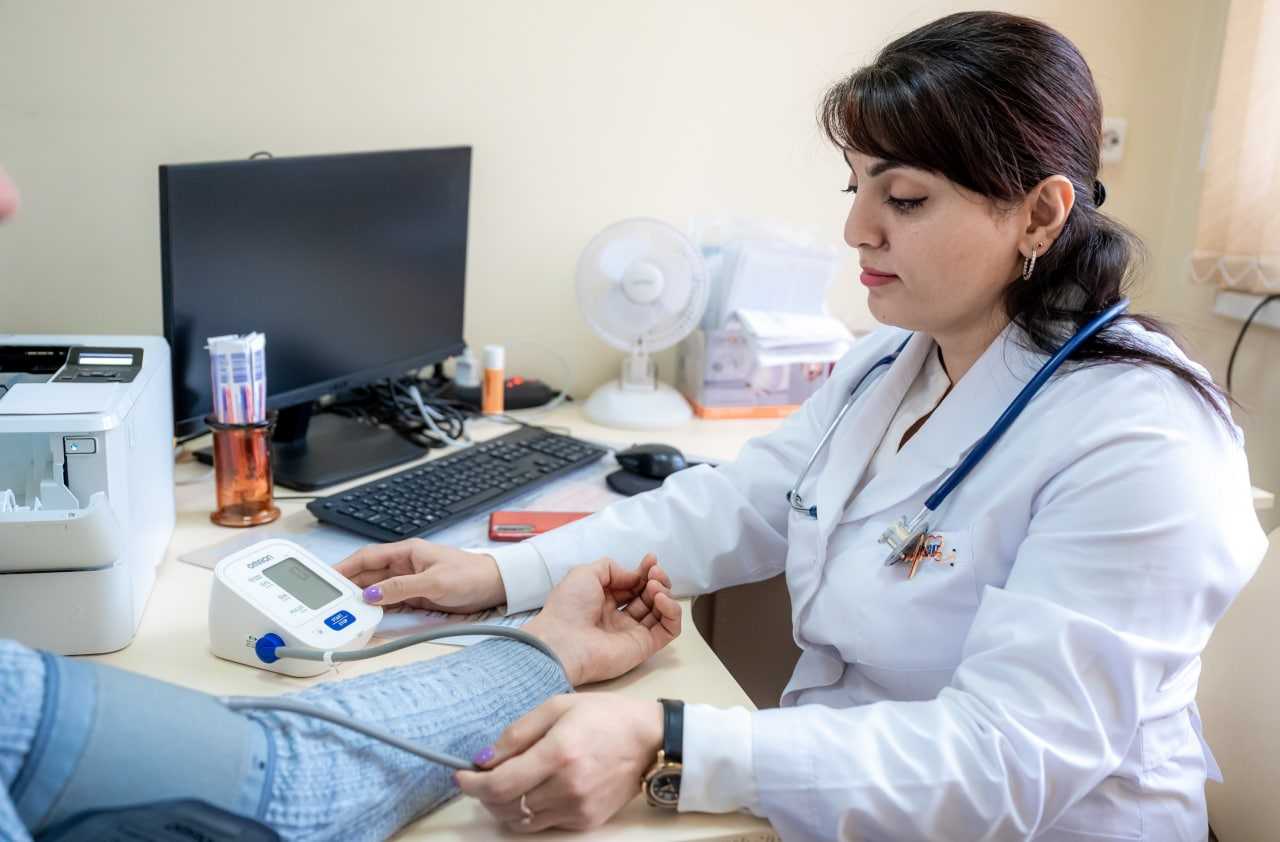 Инфекционист Кирилл Безносов объяснил, почему опасно переносить простуду на ногах