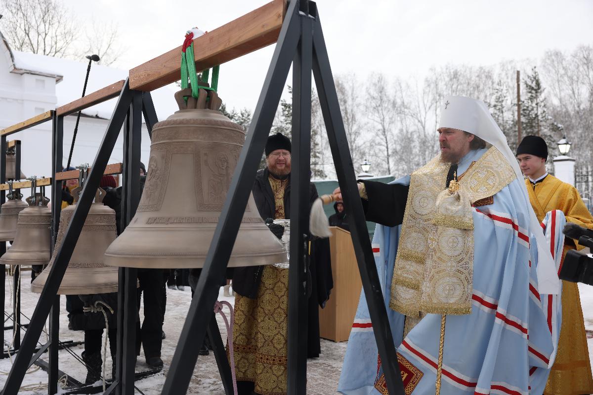 В Челябинской области освятили колокол весом более полутонны
