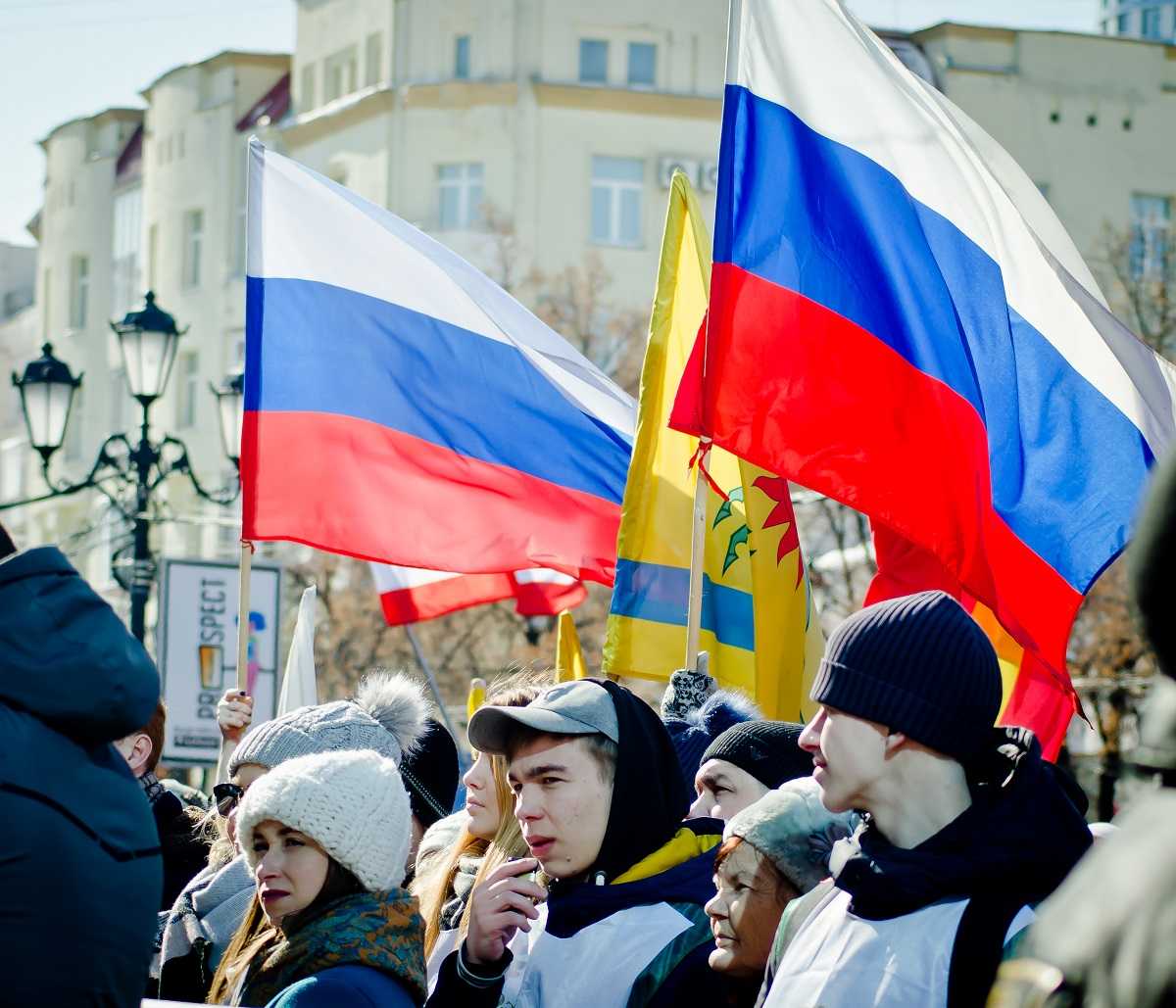 Более половины россиян считают правильным поднятие флага и исполнение гимна в школах