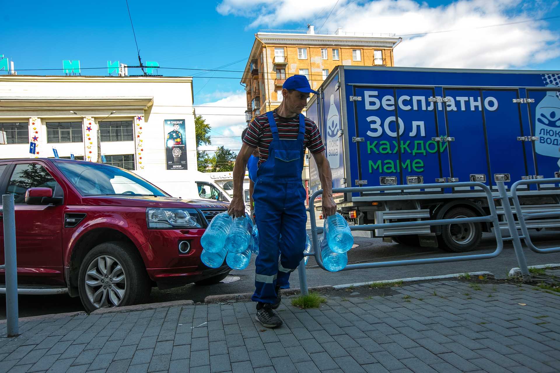 Практически каждая вторая бутылка питьевой воды в России поддельная