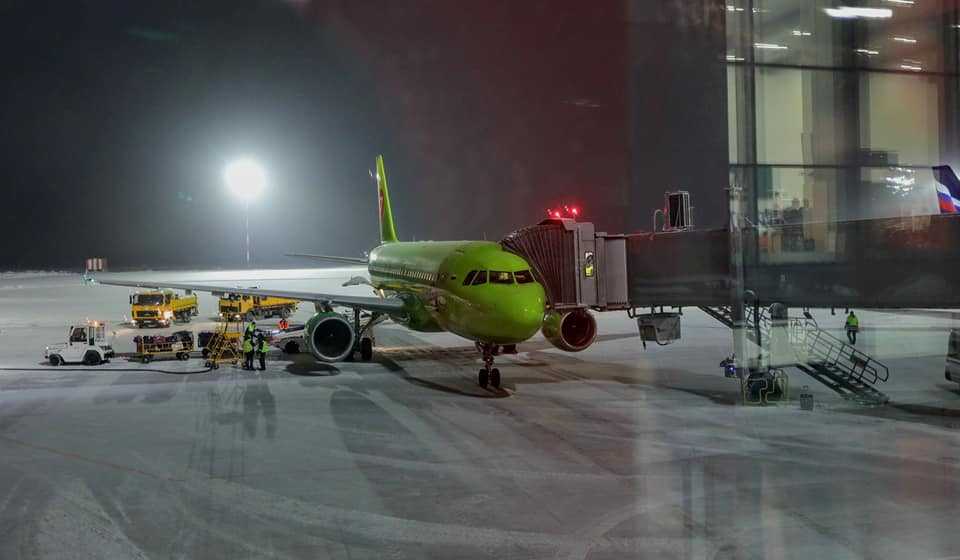 В крупнейшем уральском аэропорту задержали рейс из-за пассажира без маски