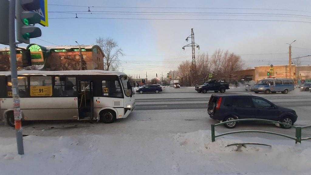 В челябинске обстреляли маршрутку. 35 Автобус Челябинск. Авария автобус Челябинск. 58 Маршрутка Челябинск. 86 Красная маршрутка Челябинск.