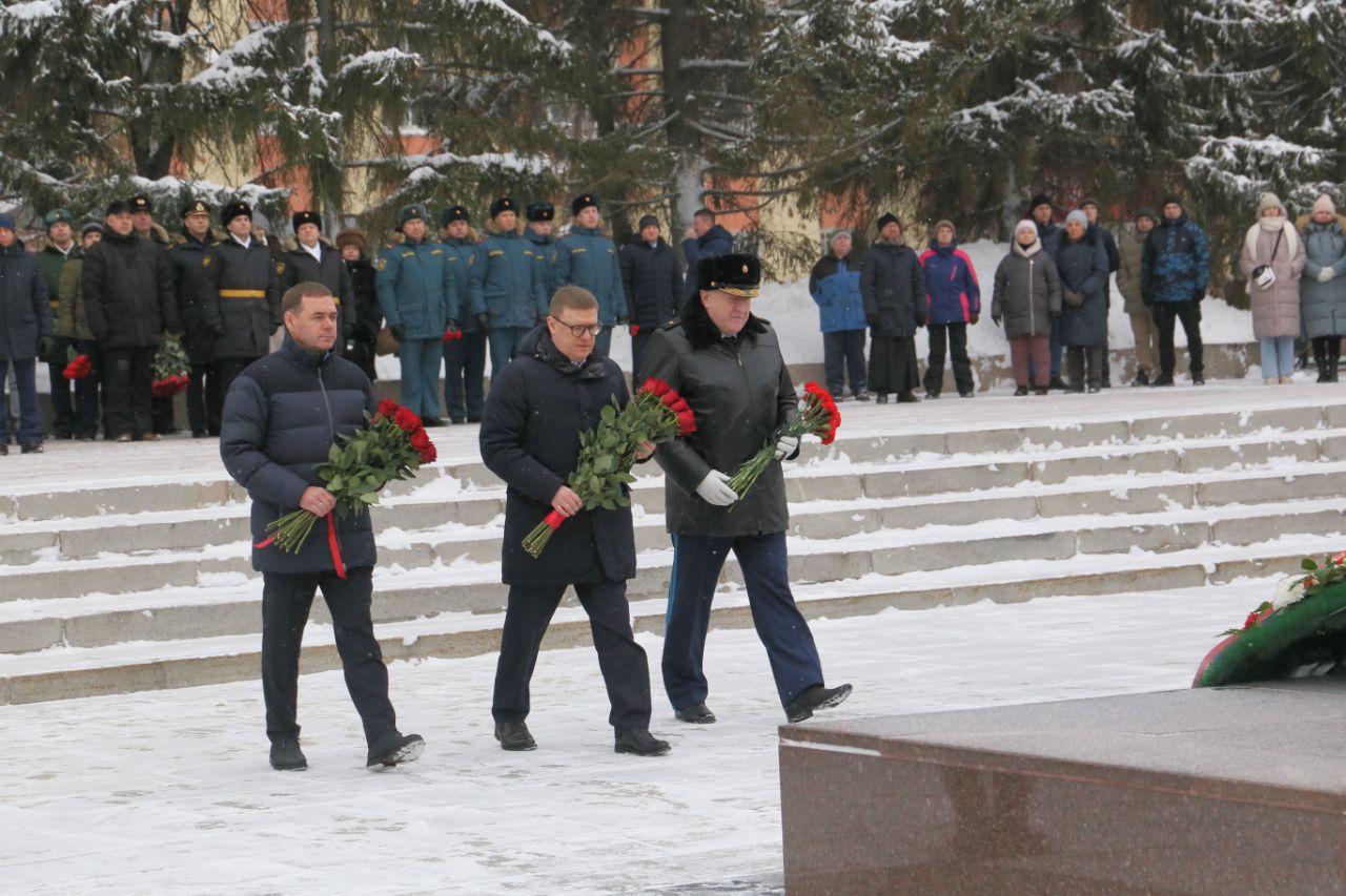 23 февраля 2024 года россия новости. Возложение цветов к могиле неизвестного солдата. Военные возлагают цветы к Вечному огню. Защитники Отечества. Возложили цветы Челябинск.