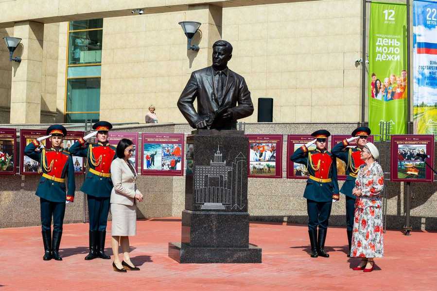 В Челябинске открыли памятник первому губернатору Челябинской области Петру Сумину