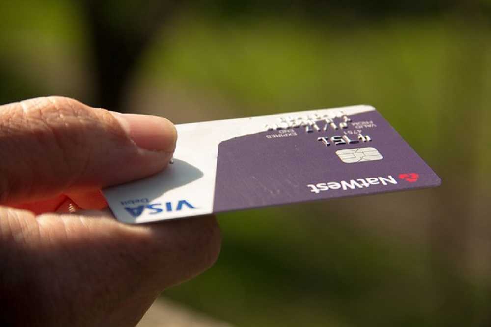 Челябинцам стали меньше выдавать кредитных карт. Объясняем, в чем причина