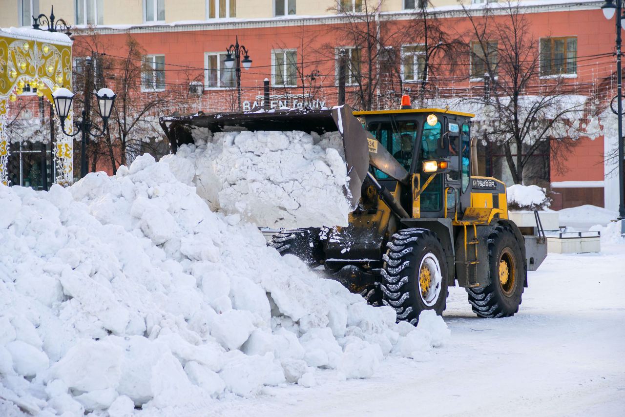 Аномальные снегопады вынудили челябинских дорожников закупить тяжелую технику