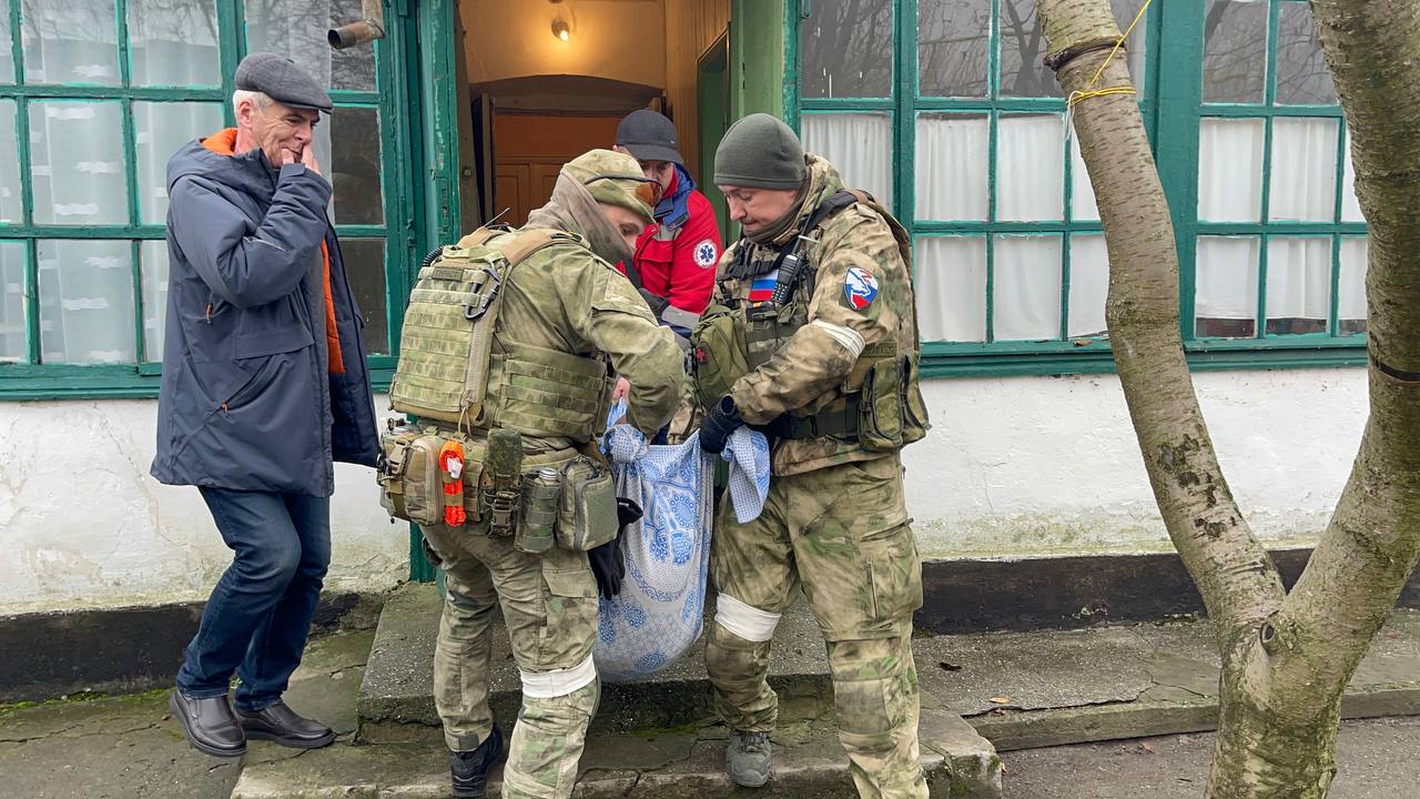  Добровольцы-единороссы помогли эвакуировать в Крым 91-летнюю пенсионерку