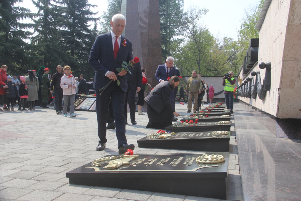 Праздник 9 мая магнитогорск. День Победы Магнитогорск. Памятники Великой Победы. Вечный огонь Магнитогорск. Мероприятия на 9 мая в Магнитогорске.