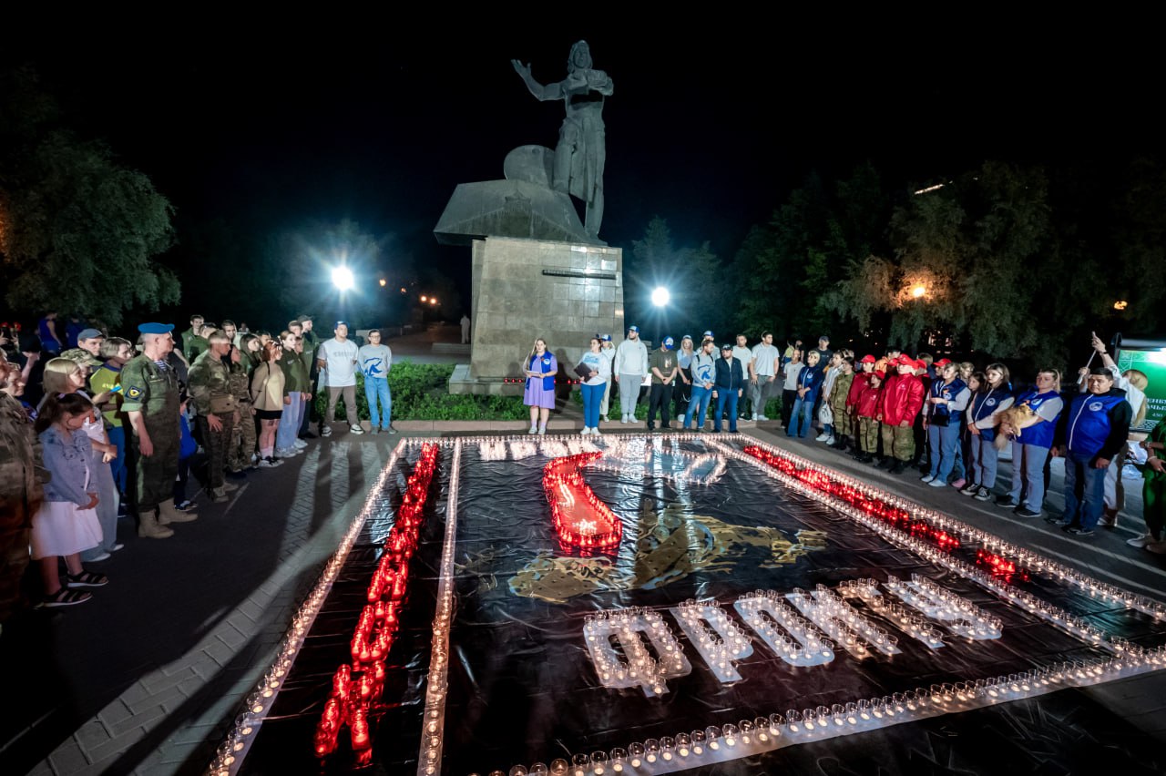 Челябинские активисты зажгли десятки свечей накануне Дня памяти и скорби