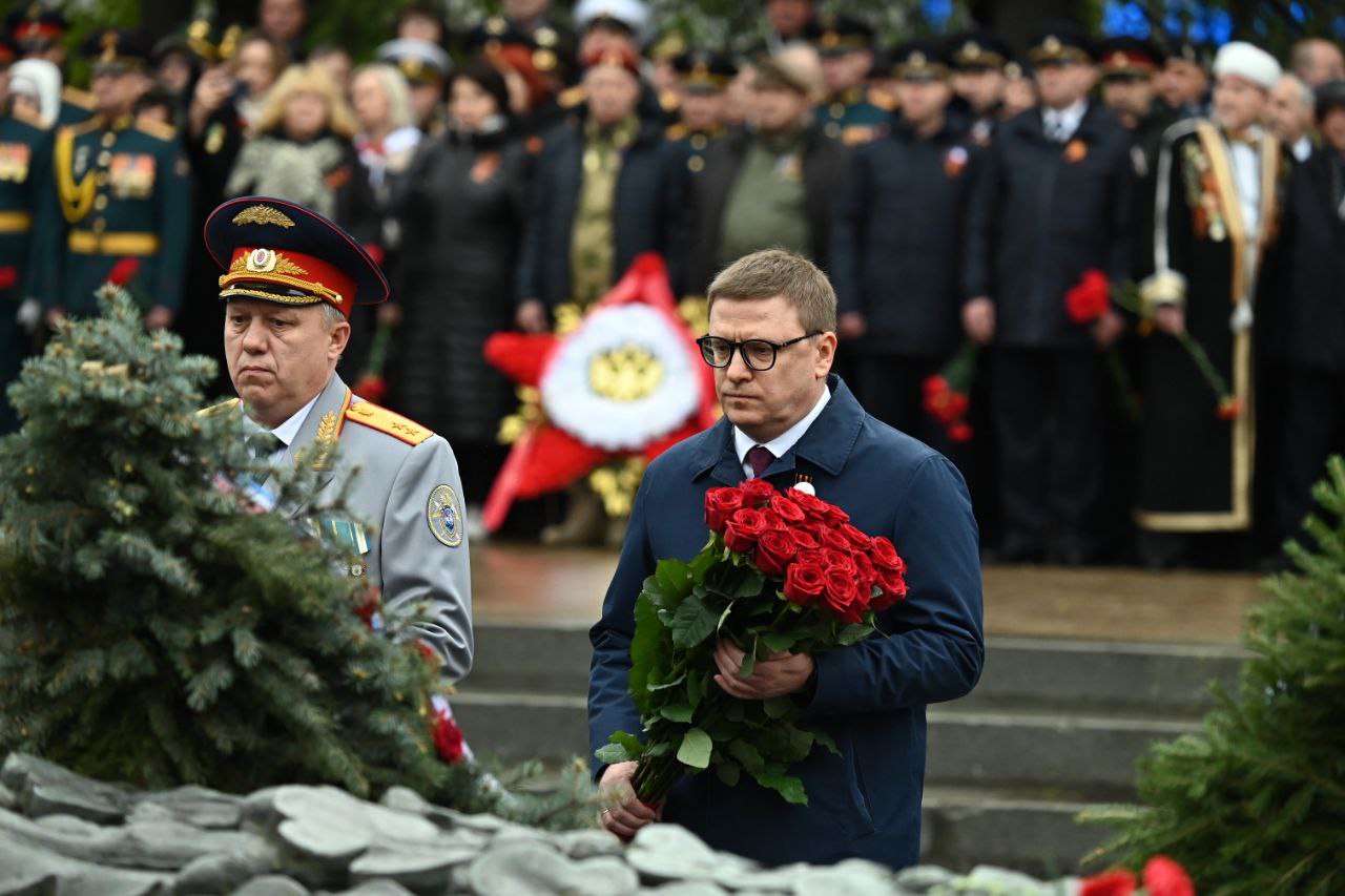 В Челябинске в память погибших в Великой Отечественной войне возложили  цветы к Вечному огню