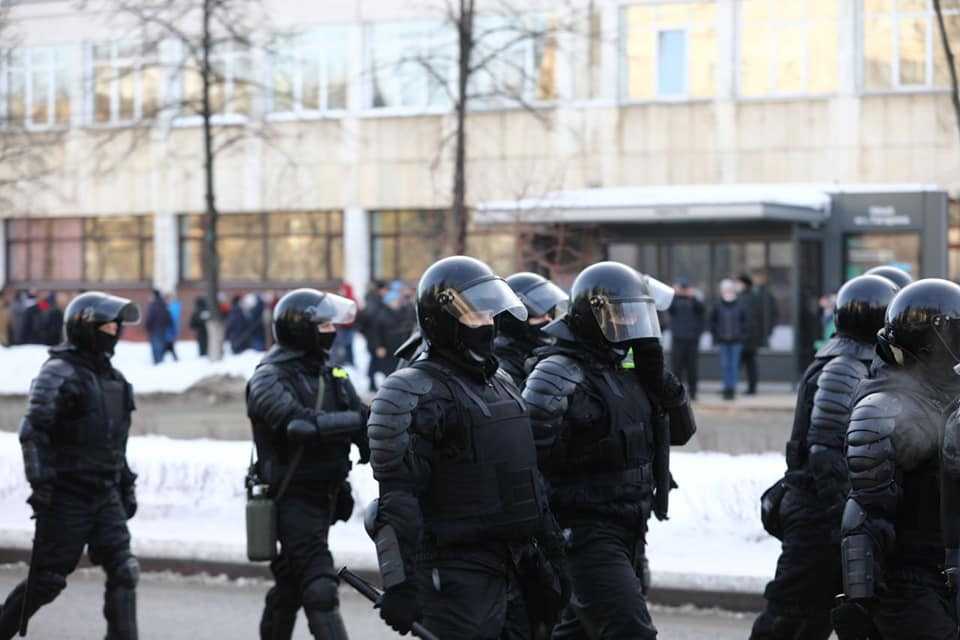 Несколько агрессивных протестующих попытались прорваться на проспект Ленина
