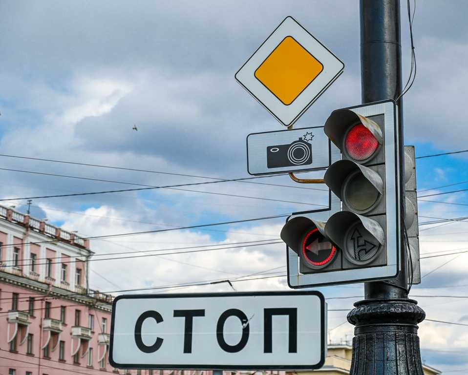 Жена челябинского блогера смогла доказать, что не стоит проезжать перекрестки на «желтый»