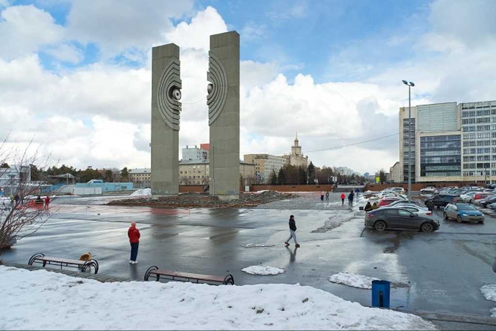 Каток возле памятника Курчатову в Челябинске зальют после разработки проекта охраны