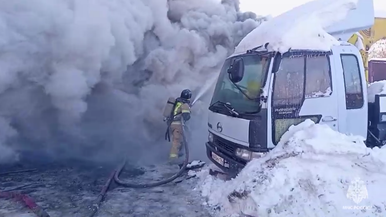 В Челябинске загорелась автомастерская | 11.01.2024 | Челябинск - БезФормата