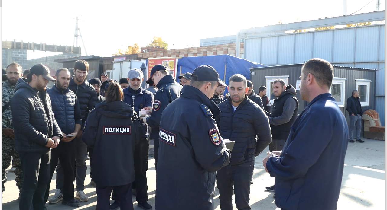 В Челябинске полицейские вручили бывшим иностранцам повестки для явки в  военкоматы | 05.10.2023 | Челябинск - БезФормата