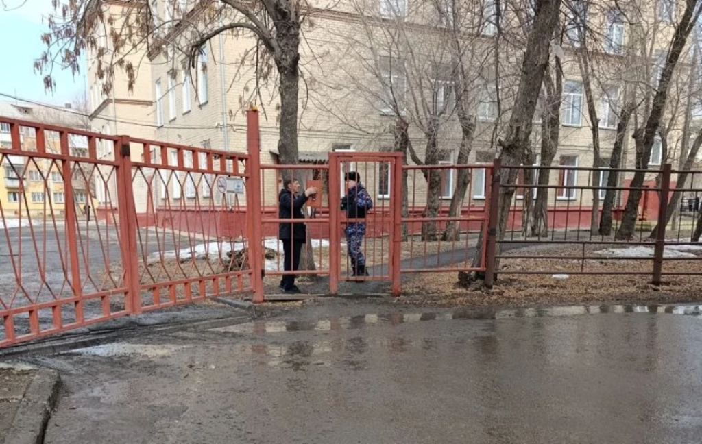  В Челябинске школьник выстрелил из пистолета в одноклассницу