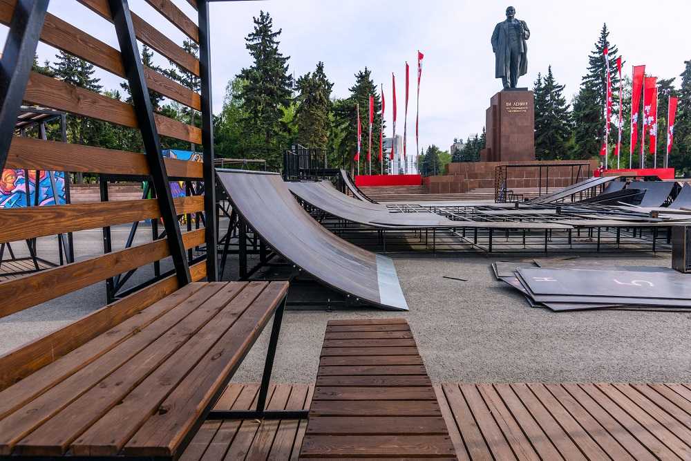 На главной площади Челябинска начали возводить скейт-парк