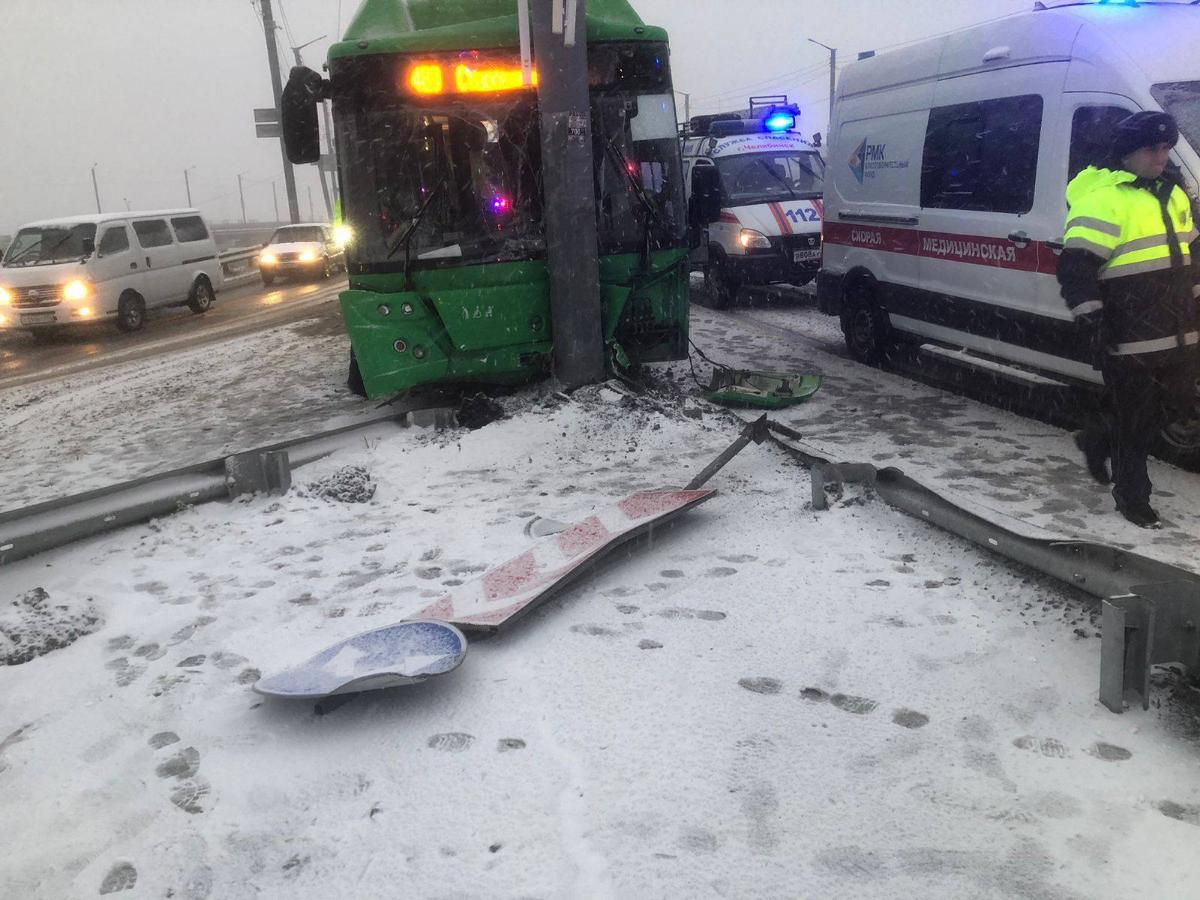 В Челябинске пассажирский автобус из-за снегопада врезался в столб |  25.10.2023 | Челябинск - БезФормата