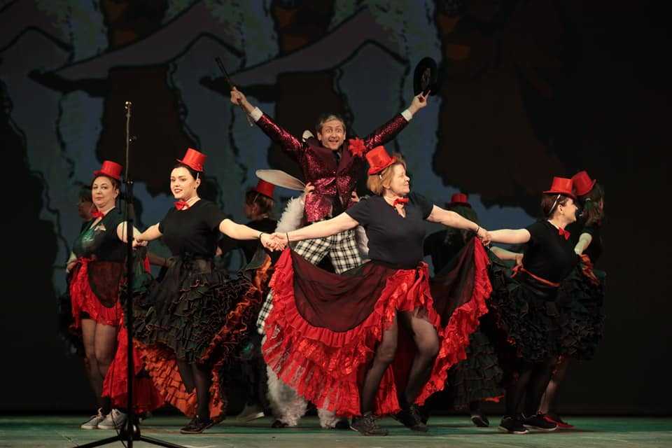 Администраторы оперного театра в Челябинске на время стали танцовщицами кабаре