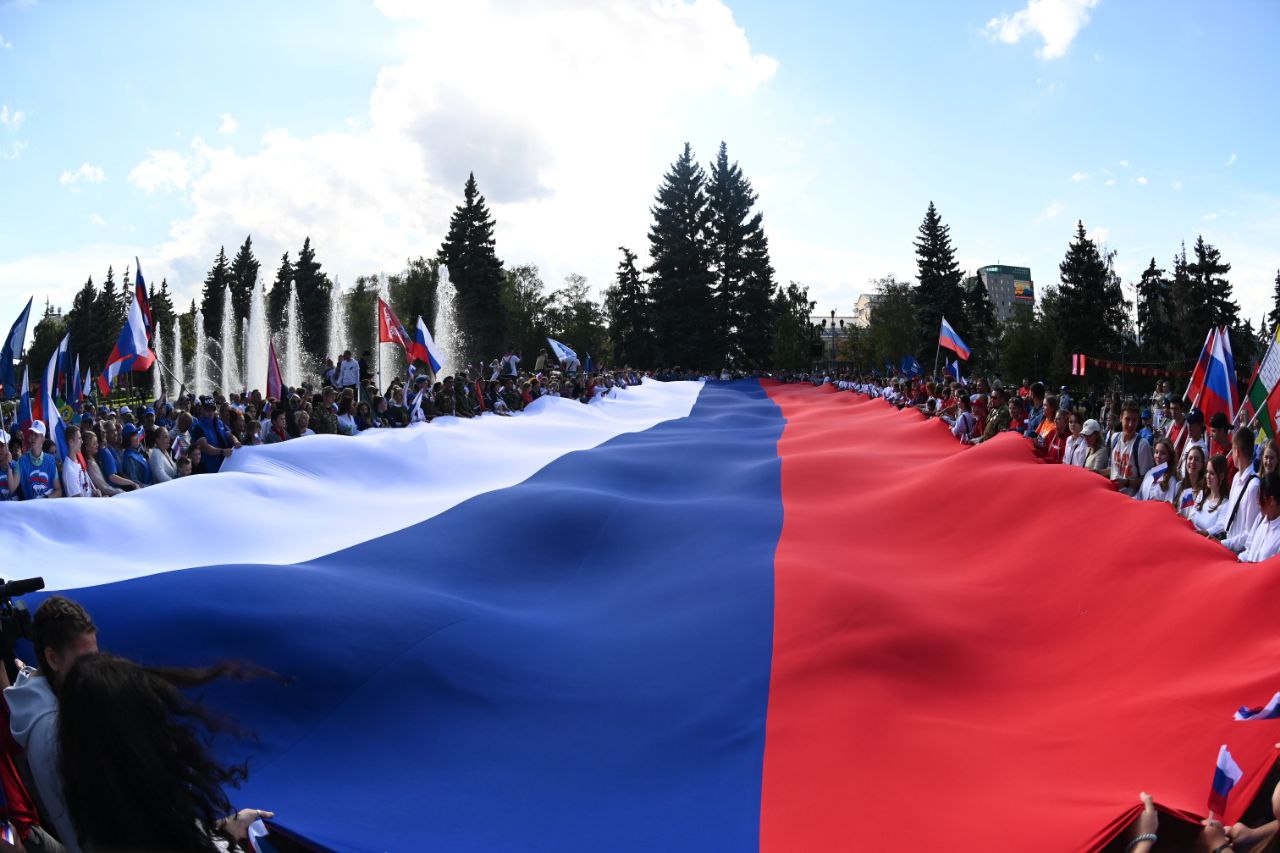 Масштабный флеш-моб прошел в центре Челябинска в День российского флага