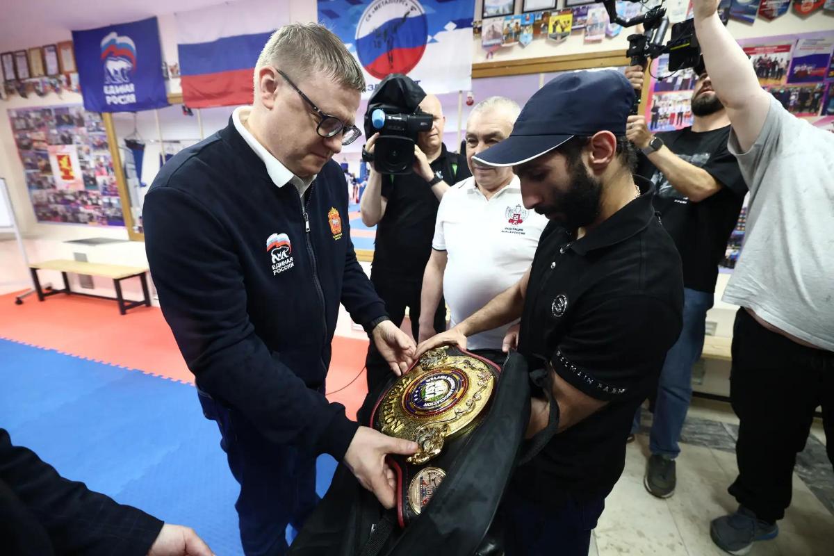 Известный боксёр показал чемпионский пояс воспитанникам спортшколы в Златоусте