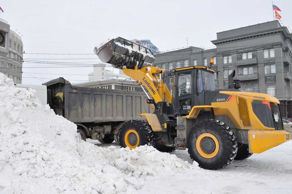 Сотни спецмашин вывозят снег с челябинских улиц