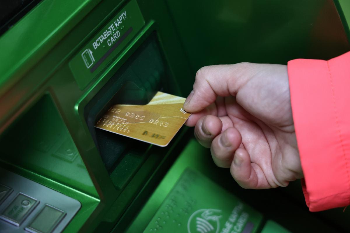 Челябинца приговорили к обязательным работам за продажу банковской карты