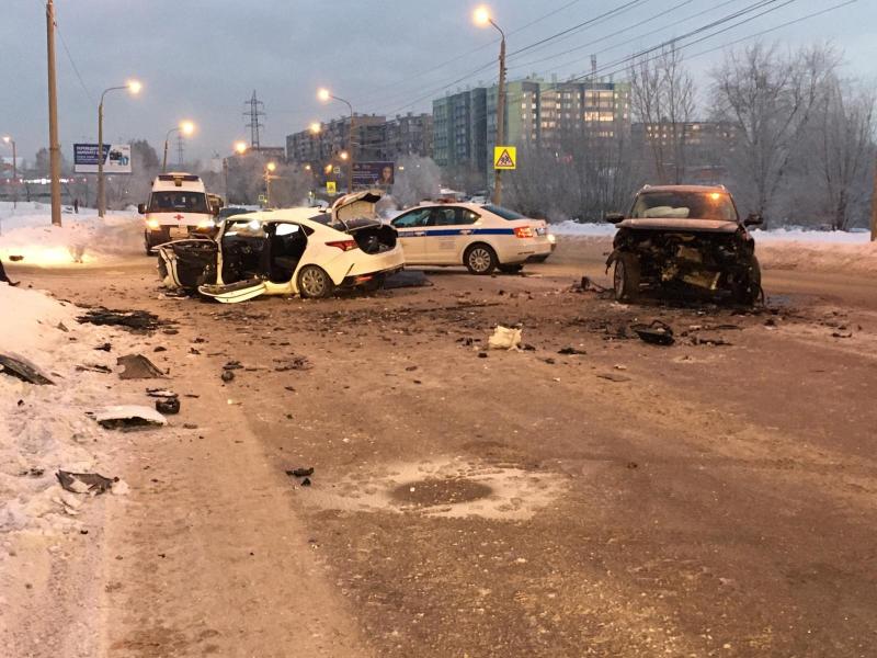Машины разметало по проезжей части: в жуткой аварии в Челябинске погибли два человека