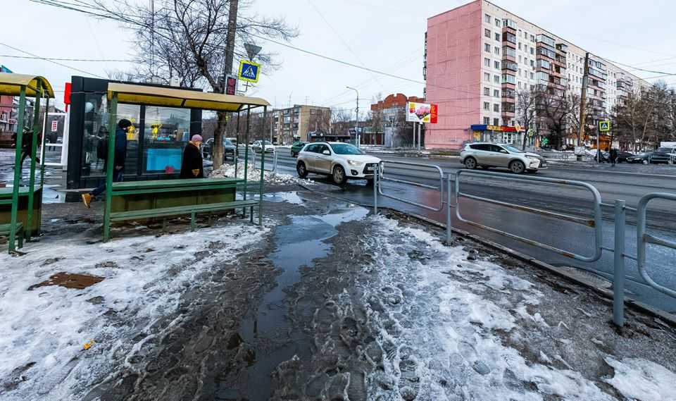 В Челябинске за два дня должны избавиться от скользких тротуаров 
