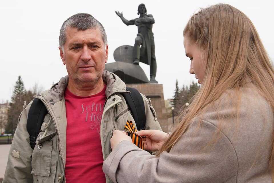 На челябинской Кировке волонтеры начали раздавать георгиевские ленточки