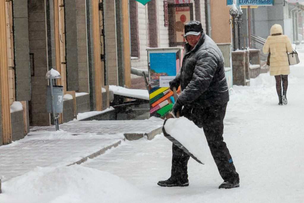 В Челябинске дорожники за ночь вывезли несколько тысяч тонн снега  
