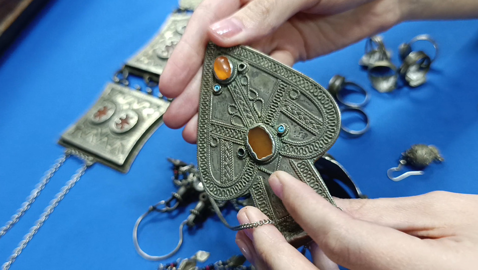  Почему в старинных казахских украшениях использовались когти филина и сердолик