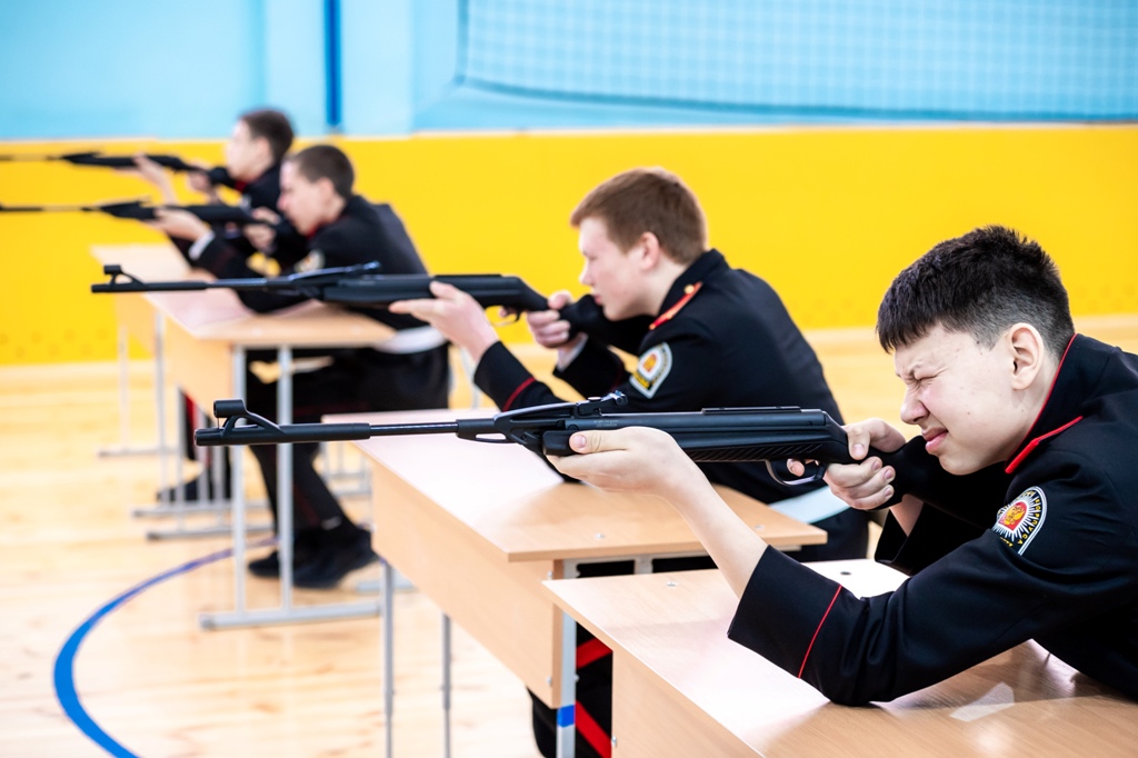 Челябинская школа получила в подарок интерактивный стрелковый тренажер