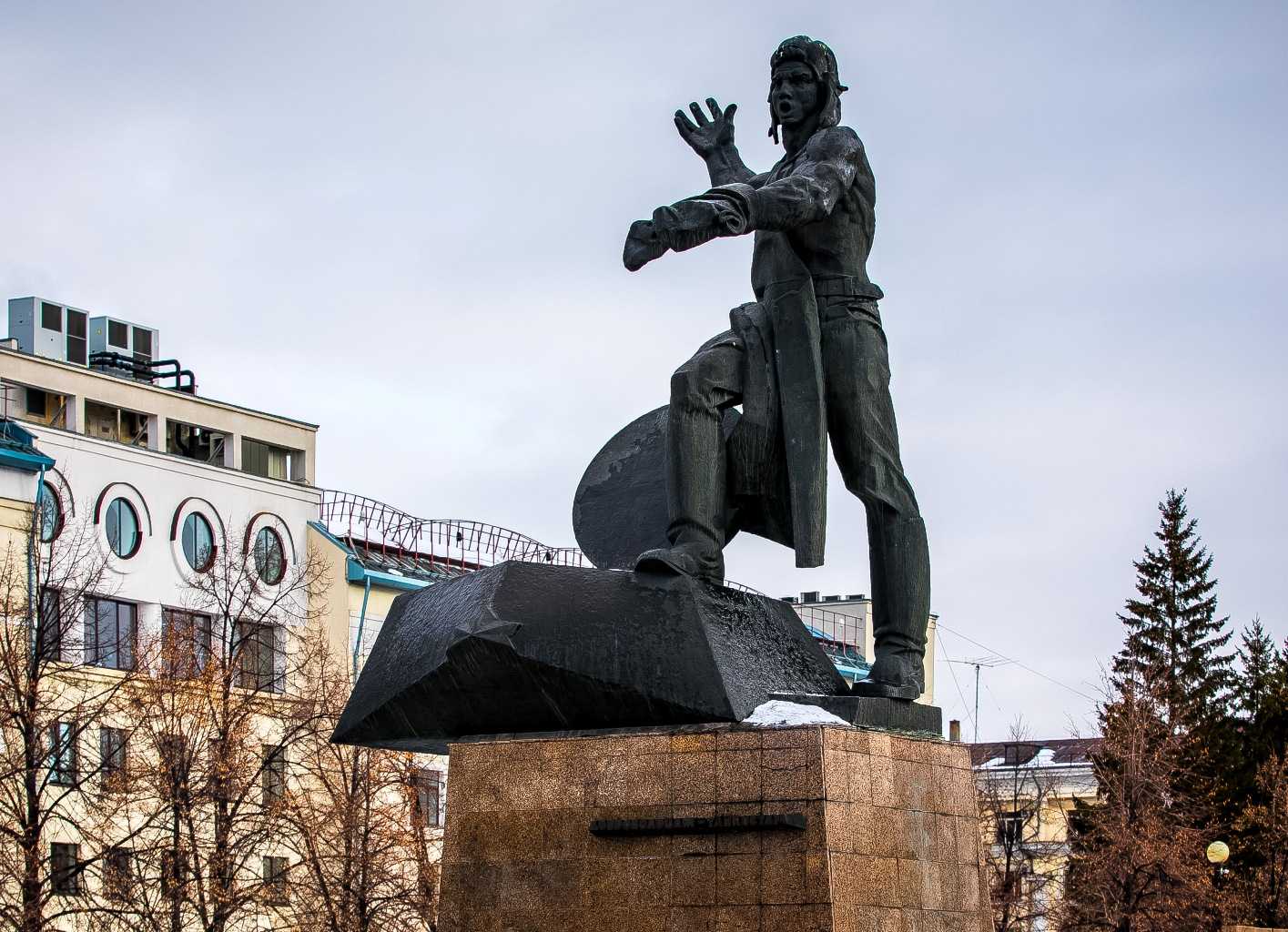 Памятники челябинска. Памятник танкисту в Челябинске. Памятник танкистам добровольцам Кыштым. Миасс памятник танкистам. Памятники Челябинска связанные с ВОВ.