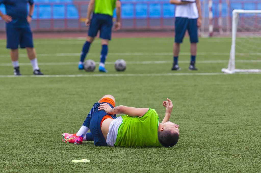 В Челябинской области футболист умер на поле во время матча