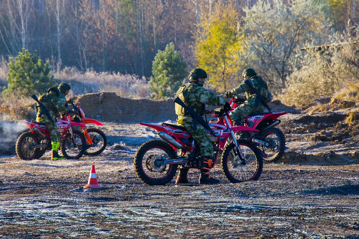 Воспитанники челябинского военного клуба прошли тренировку по езде на мотоциклах 
