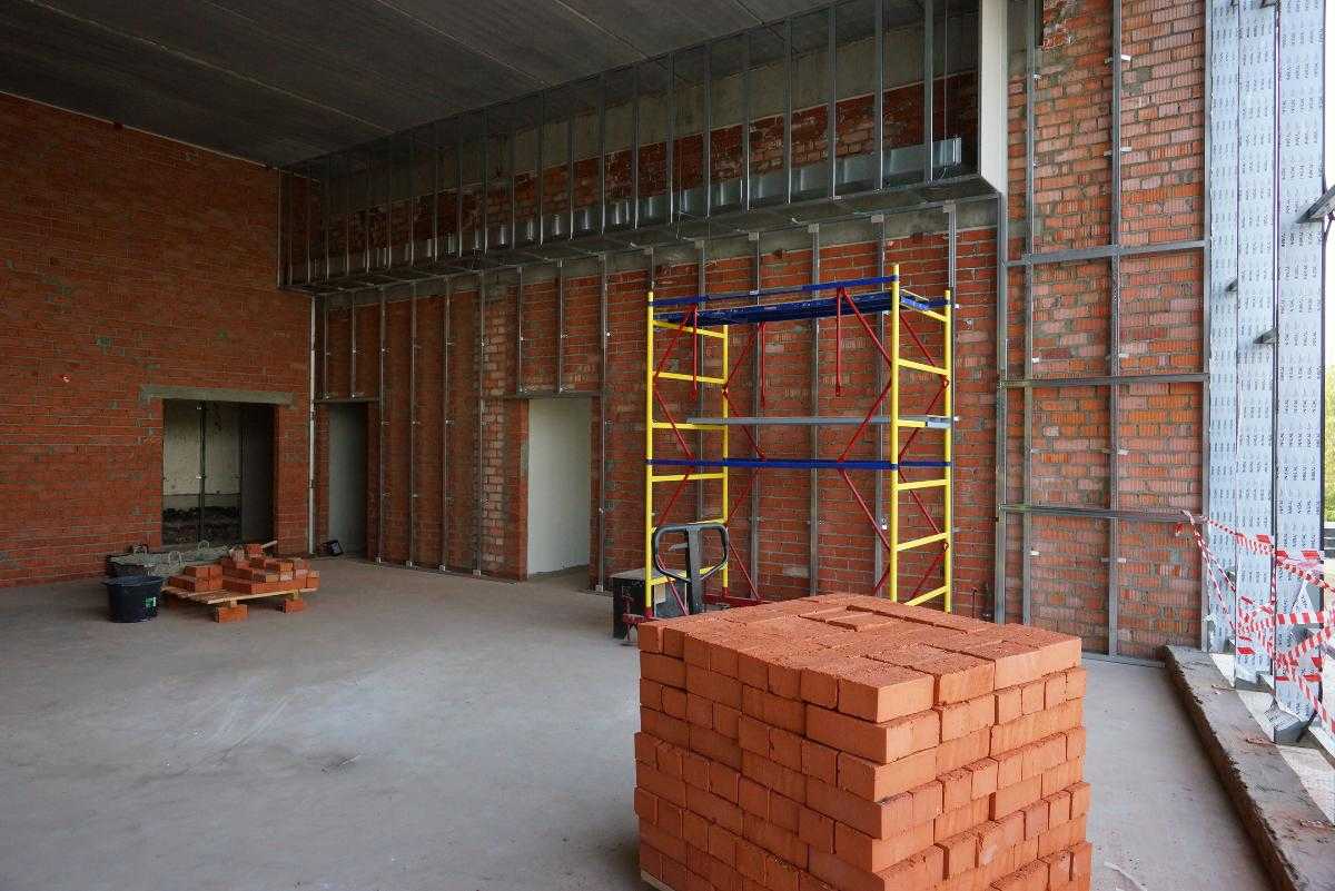 Названы предварительные причины обрушения перекрытий на стройке футбольного манежа