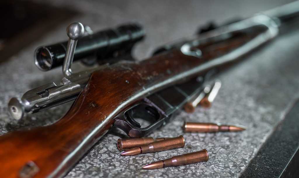 В Челябинске мужчина открыл стрельбу из ружья с окна жилого дома