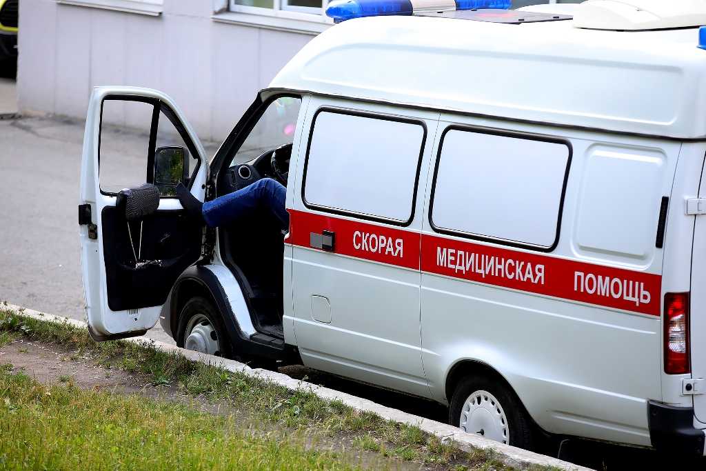 В Челябинске машина такси Uber врезалась в столб