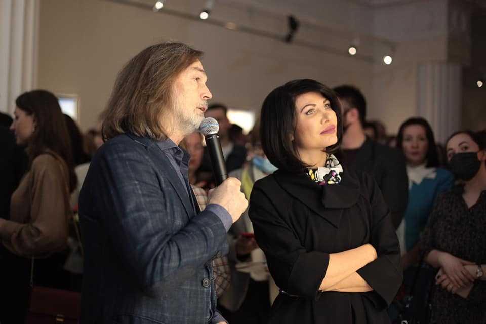 В Челябинске открылась выставка Никаса Сафронова «О чем молчат картины»