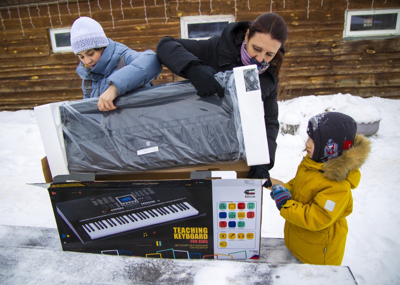Южноуральские «снеговики-добряки» подарили особенному мальчику синтезатор