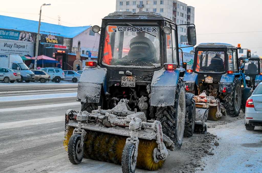 Мэрия рассказала, чем в выходные занимаются подрядчики на дорогах Челябинска