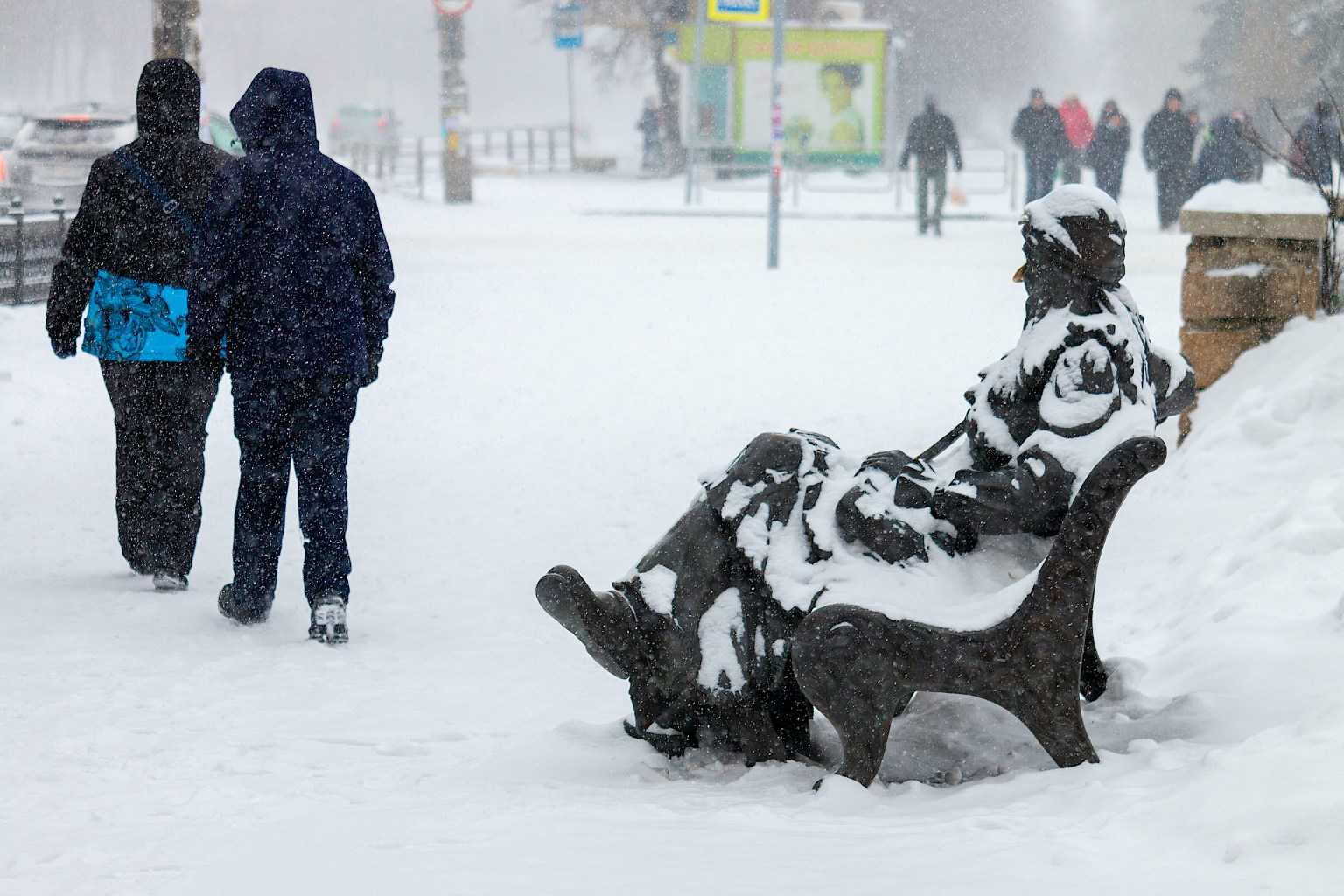 Обильный снегопад продолжает осложнять обстановку на дорогах Южного Урала