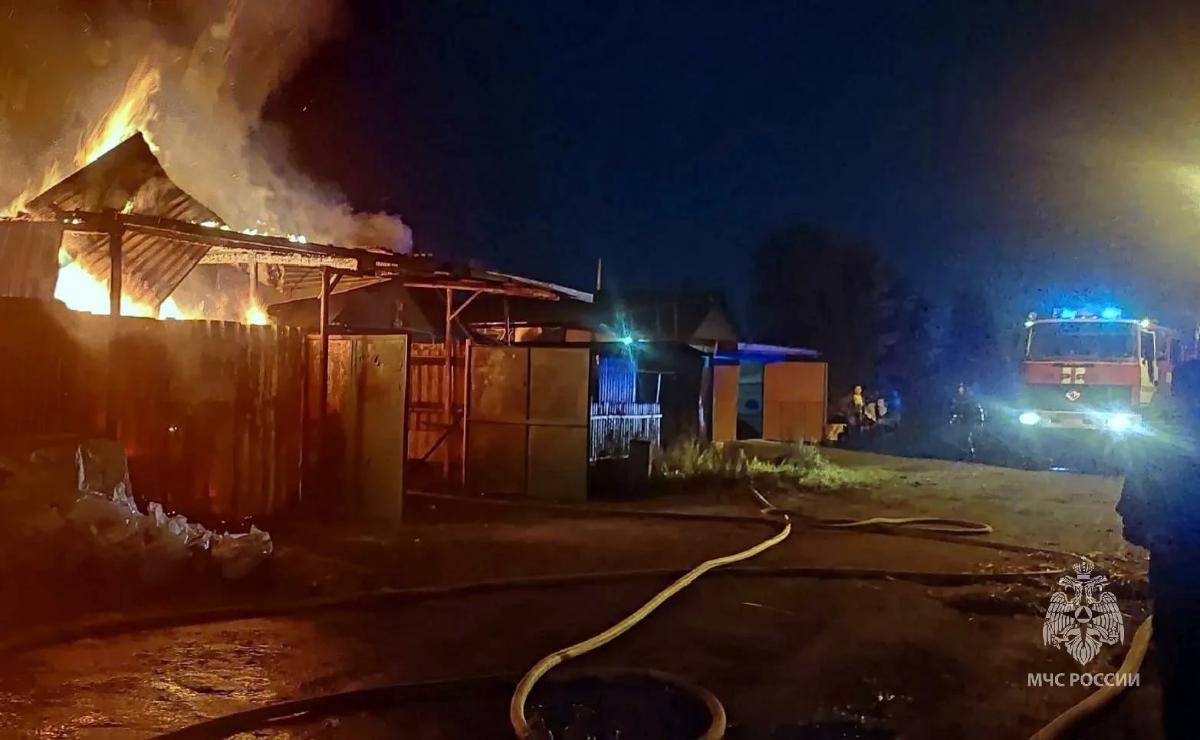 В Челябинске потушили крупный пожар на улице Грузовой