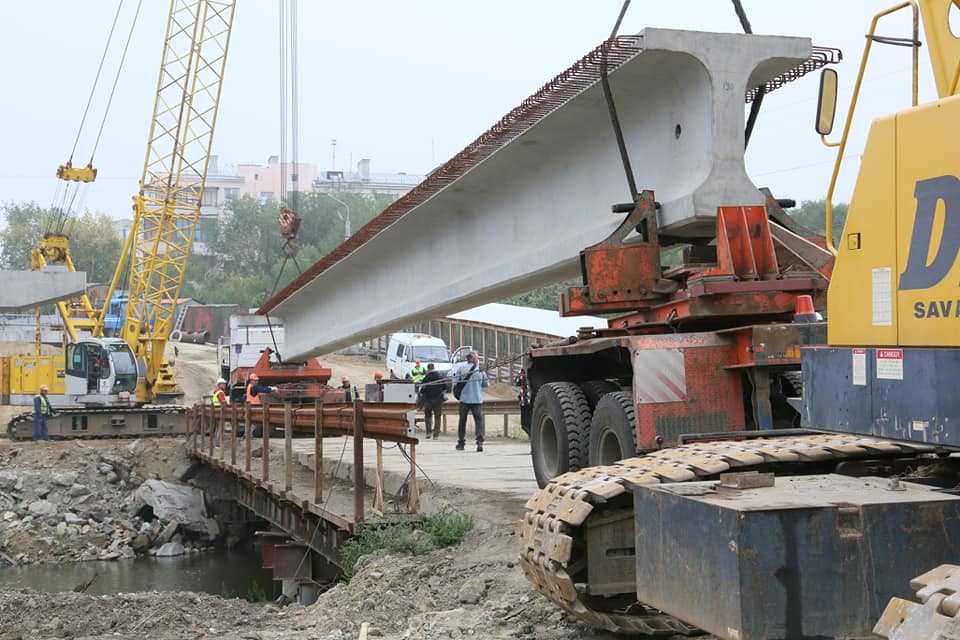 Уникальные кадры установки 60-тонной балки на Ленинградском мосту