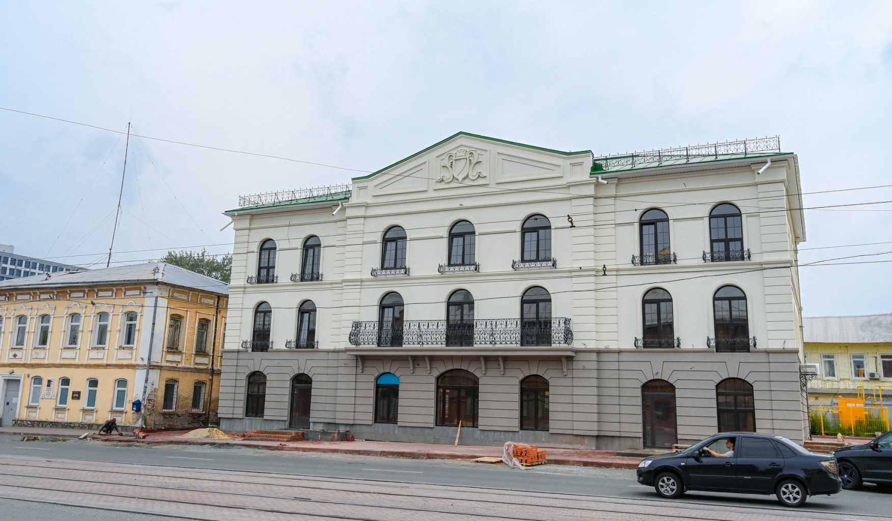 В центре Челябинска достроили стилизованное под старину здание