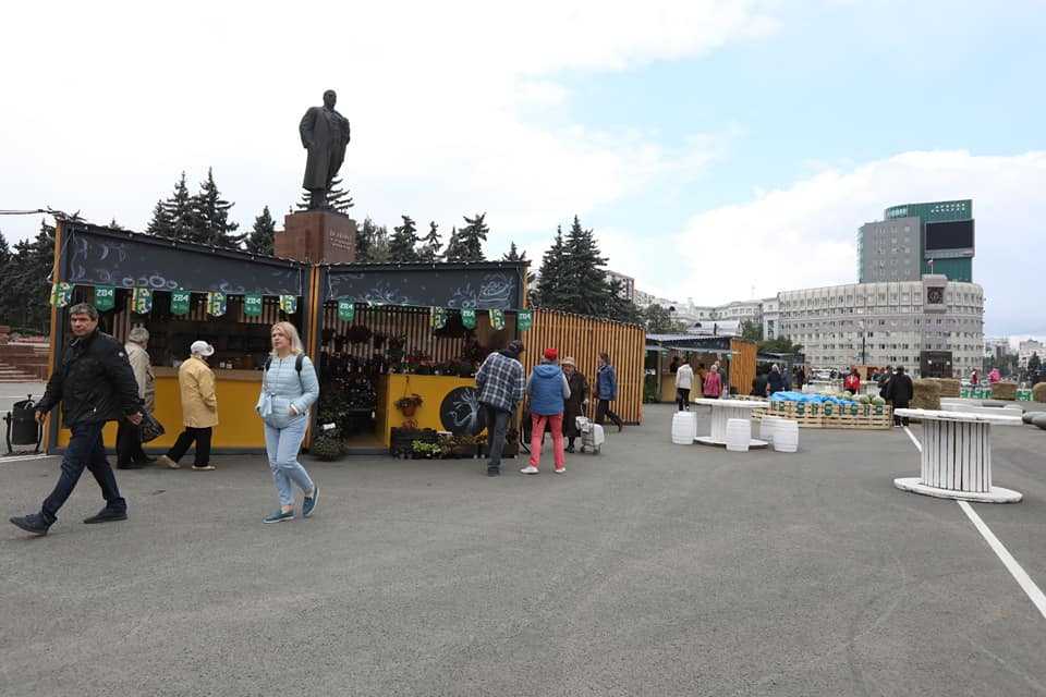 На главной площади Челябинска открылась фермерская ярмарка