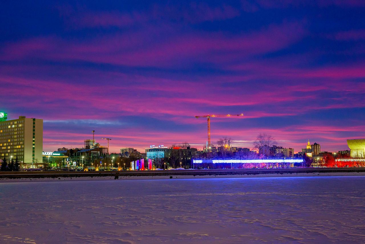 Челябинский фотограф запечатлел необычный розовый закат