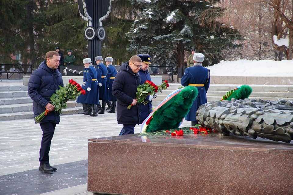 Челябинцы возложили цветы к Вечному огню в День защитника Отечества