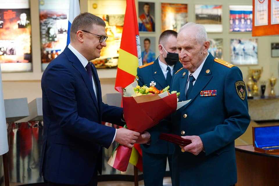 91-летний ветеран получил государственную награду из рук Алексея Текслера